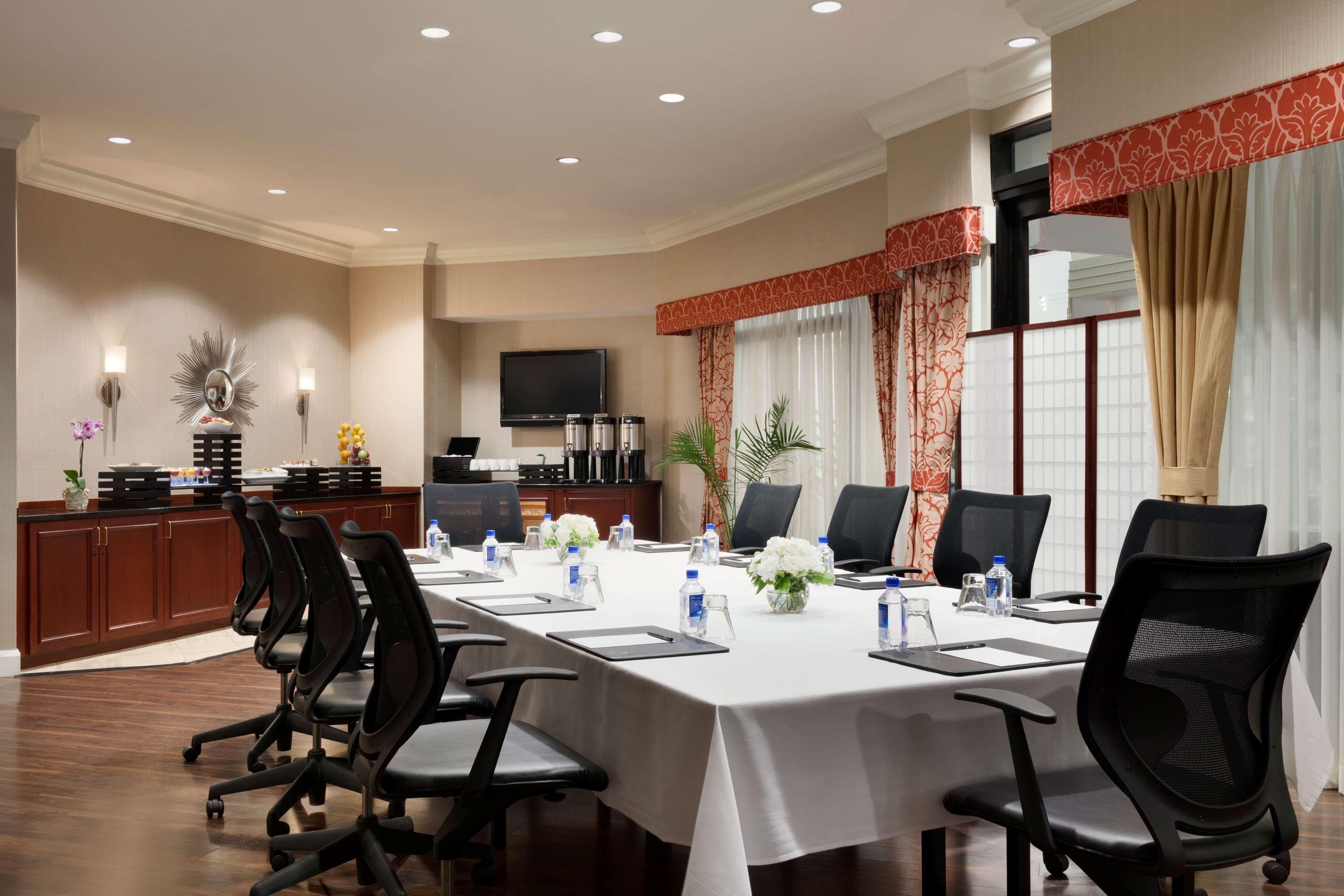 Hotel Hilton Arlington Extérieur photo