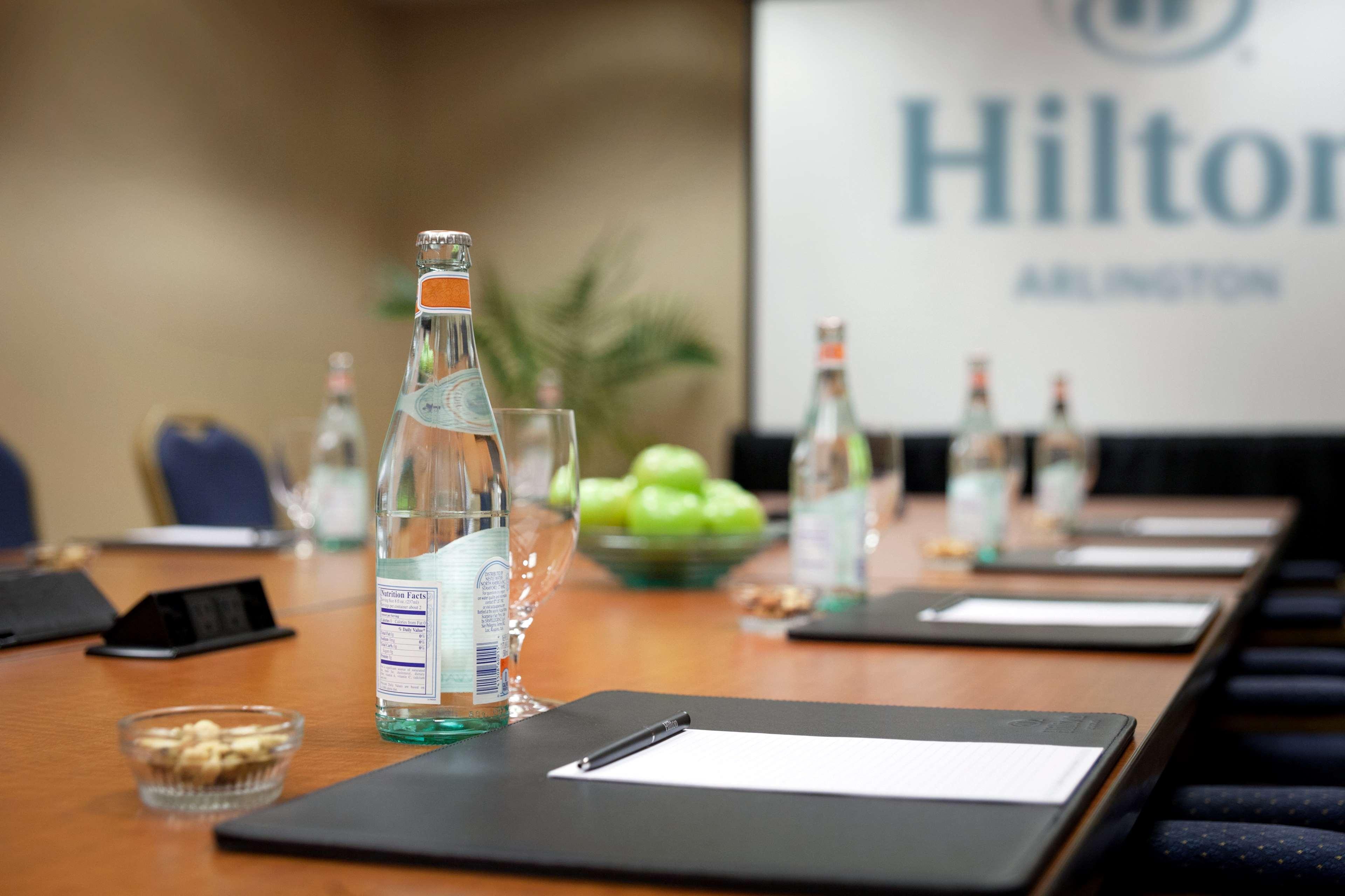 Hotel Hilton Arlington Extérieur photo