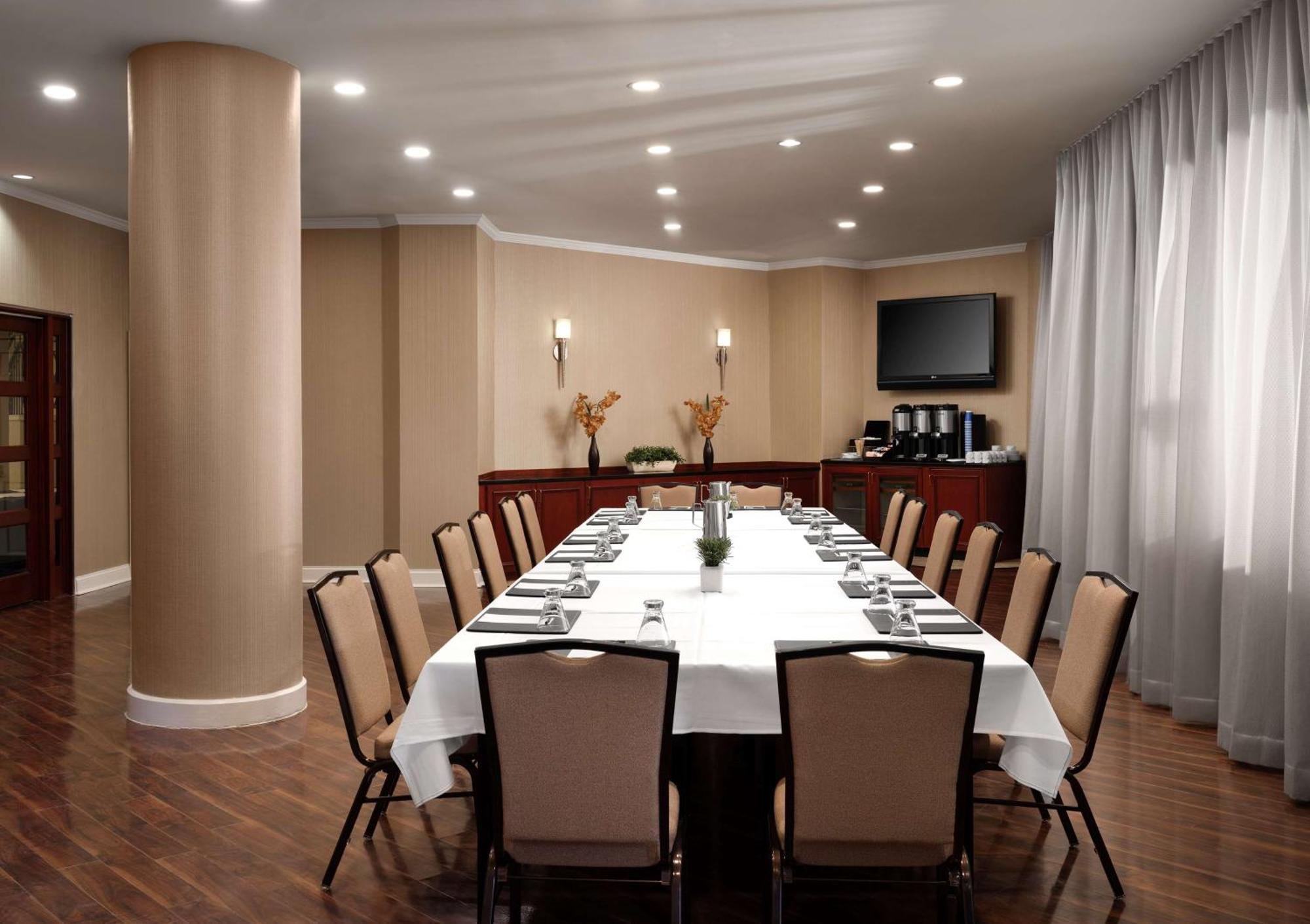 Hotel Hilton Arlington Extérieur photo